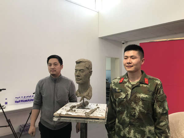 清华大学美术学院雕塑系助理教授马文甲与中国美术馆守卫任务的武警北京总队某部班长的贾志营合影