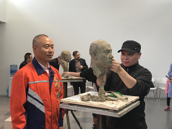 东北师范大学美术学院副教授李烜峰与全国劳动模范、北京环卫集团工人孙志宝合影