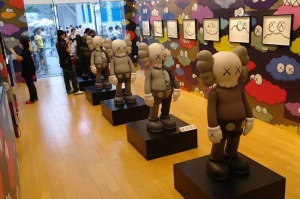 “KAWS:PASSING THROUGH·跨展覽”現場,香港海港城,2010年