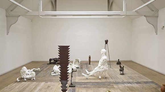 英国艺术家麦克·尼尔森（Mike Nelson）的作品《又有更多东西：桌子残骸》（Again, more things (a table ruin)，2014年），使用了V-A-C基金会的物品材料