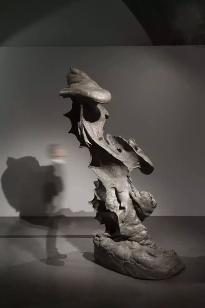 隋建国《手迹#3》，铸铜，290x185x130cm，2014-2017