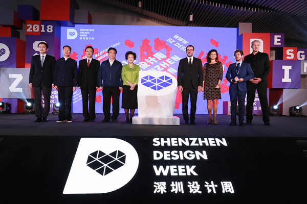 出席2018深圳设计周的嘉宾合影 为期10天设计周活动正式拉开帷幕