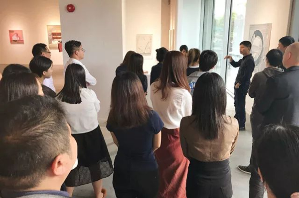 艺术家何俊艺为嘉宾讲解作品