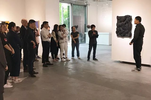 艺术家伍伟为嘉宾讲解作品