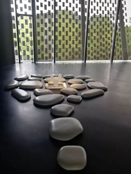 森万里子《平底石》2006