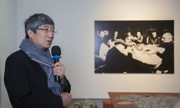 策展人费大为给媒体与嘉宾们进行“陌生风景”展览导览现场