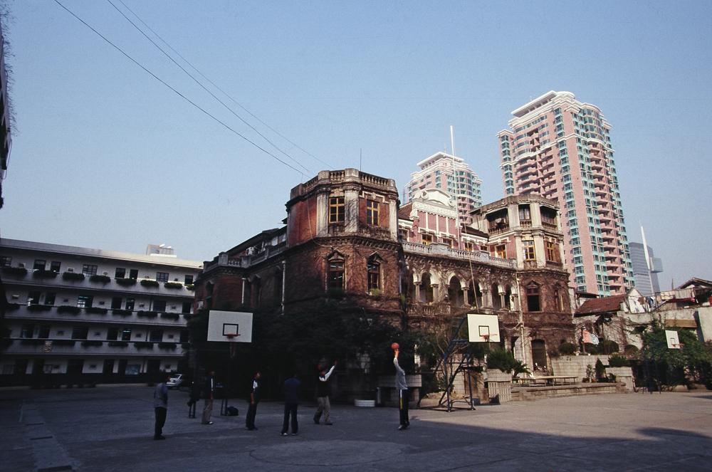 查公馆献身教育事业，成民立中学校舍