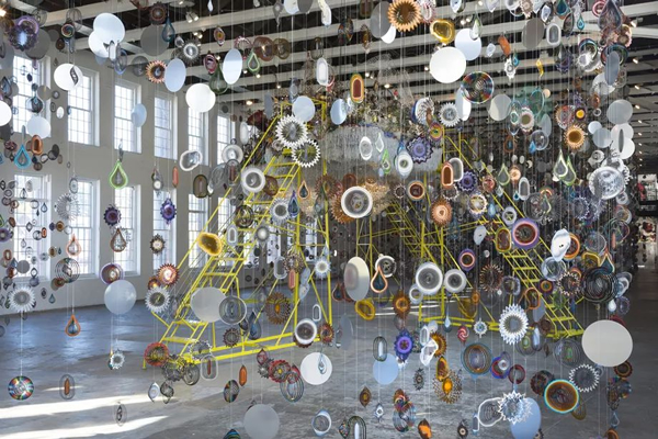尼克·凯夫(Nick Cave)的“直到”展览，展陈在莫卡足球场大小的空间里，展示了该机构对大型开放式作品的关注。