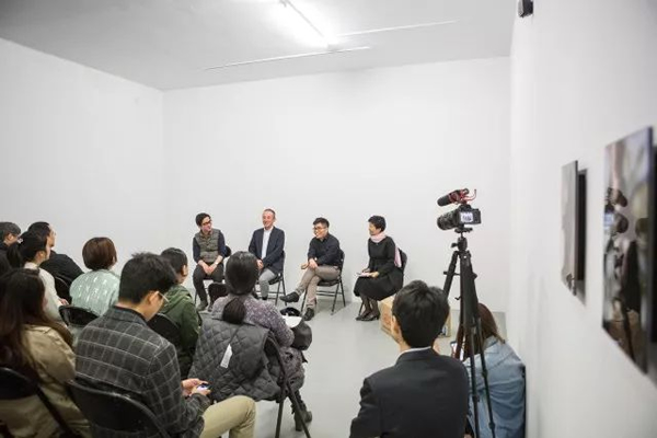 从左至右依次是：越後正志（艺术家），鷲田梅洛（策展人），夏彦国（ 的｜艺术中心 创始人），王小燕女士（翻译）