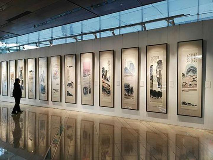 资料图：秋拍前，齐白石作品《山水十二条屏》在北京展出。 宋宇晟 摄