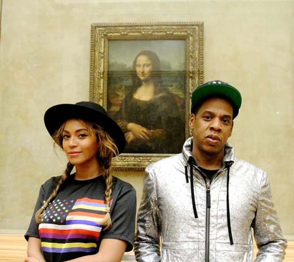 2014年10月，美国音乐明星Jay-Z、碧昂丝在卢浮宫《蒙娜丽莎》的合影。
