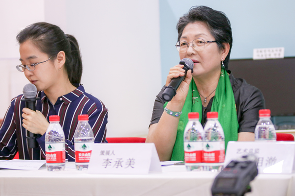 策展人李承美女士回答记者提问