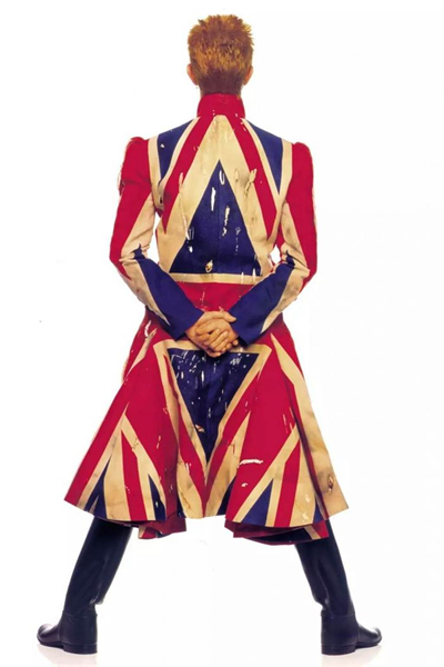  这件McQueen设计的大衣成了Bowie演唱会必穿