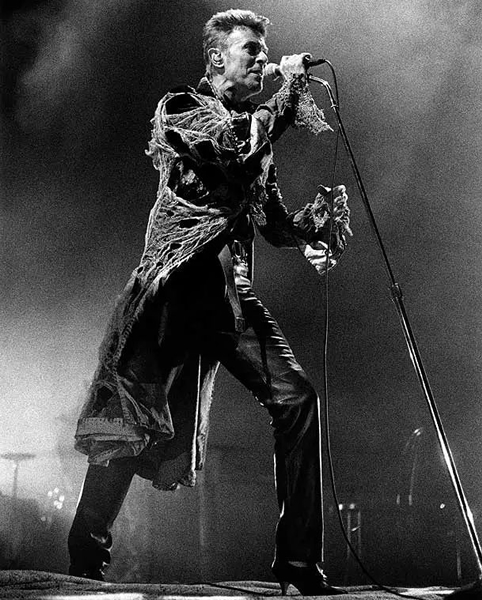 Bowie披上米字旗大衣的《Earthling》专辑封面