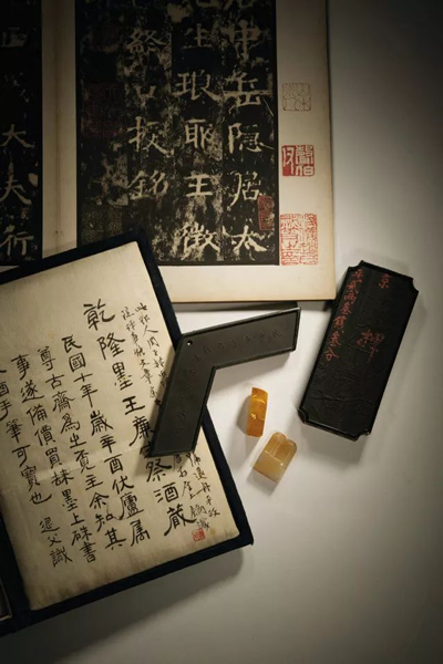清乾隆 抑斋藏御墨、汪君蔚制墨两锭（带周退舟、寿石工题记）