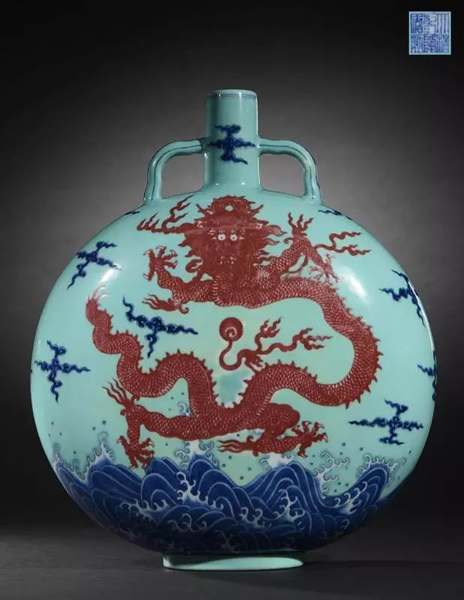 清乾隆 御窑松石绿地青花釉里红海水腾龙纹扁壶
