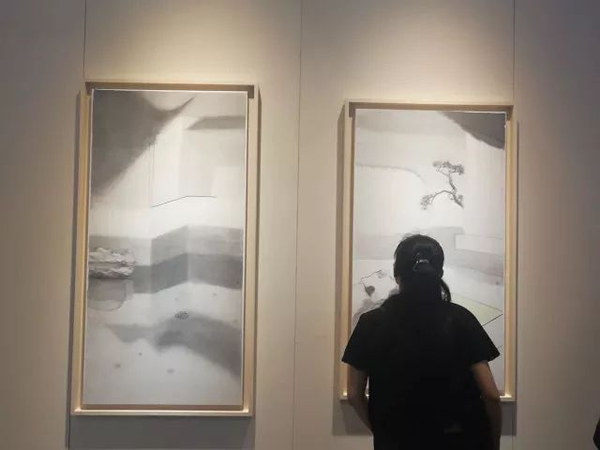 观众在艾米李画廊外观看沈勤作品