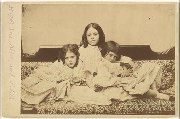 《沙发上的伊迪丝、伊娜和爱丽丝•琳德尔（Edith Ina and Alice Liddell on a Sofa）》，刘易斯•卡罗尔摄，1858年。图片来源：大都会博物馆