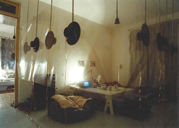施勇，《扩音现场：一个私人生活空间的交叉回音》展览现场，1995年。图片来源：香格纳画廊