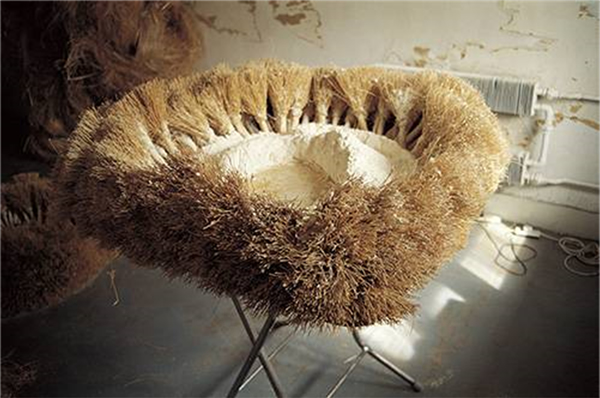 朱金石，《山水案》, 北京甘家口，折叠桌子、炊帚、面粉和水，1995年。图片来源于网络