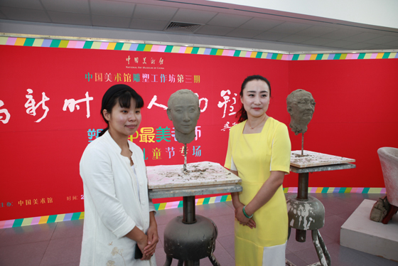 雕塑家、模特在塑像前合影