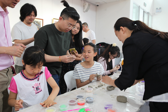 中国雕塑院老师辅导孩子艺术体验