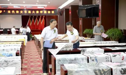 评委王大喜和邵建国在评审