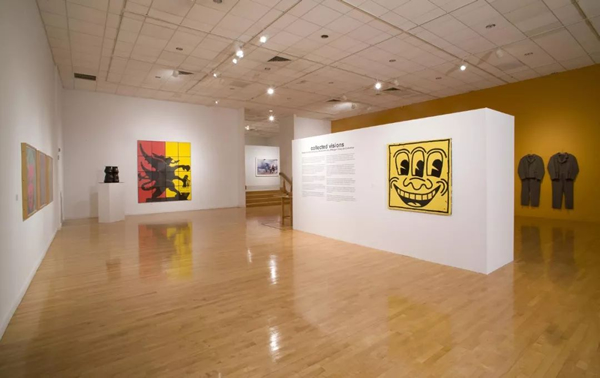 2008 年，J.P 摩根大通银行ArtProgram 在总监 Lisa Erf 的带领下来到迪拜的国际金融中心，举办了“收藏的视觉：摩根大通收藏现当代艺术”展，将 70 多件国际性的当代艺术作品带入中东，也让迪拜从新的角度了解了一家银行