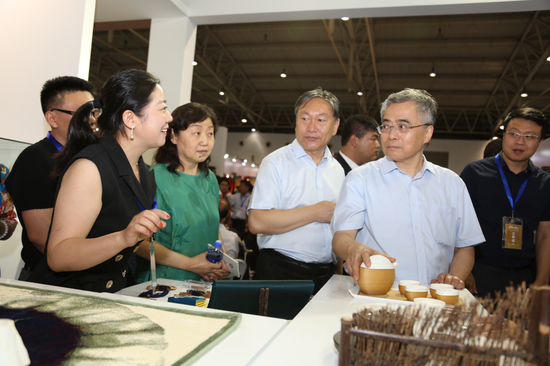 项兆伦副部长（右二）陈冬局长（右三）莅临首创置业展区