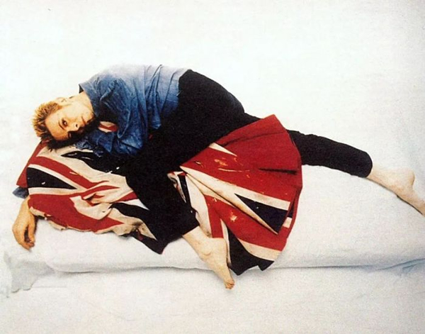 这件McQueen设计的大衣成了Bowie演唱会必穿