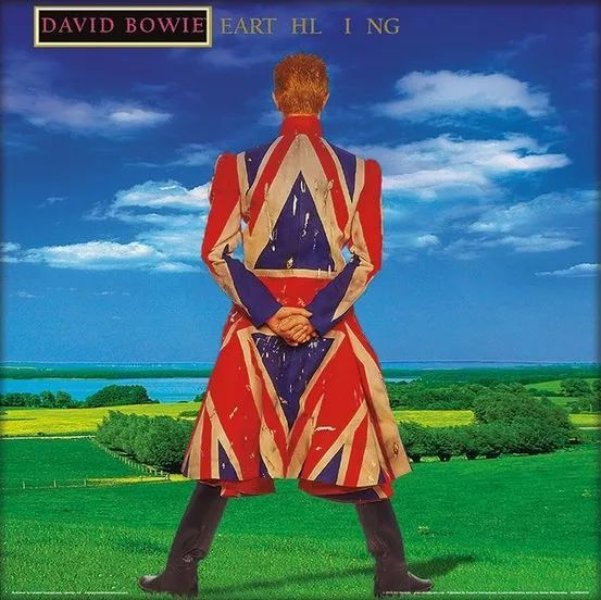  Bowie披上米字旗大衣的《Earthling》专辑封面