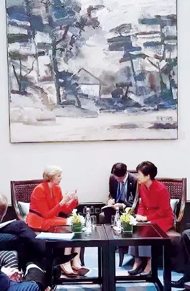  德国总理默克尔与韩国前总统朴槿惠座谈，身后为王劼音作品