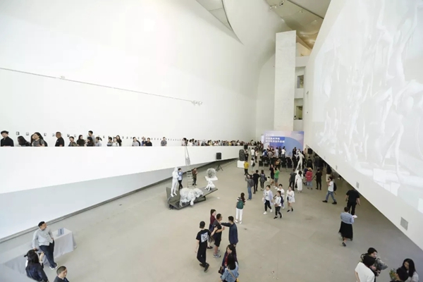 2018毕业展上，观展游人如梭。（图/央美官网）