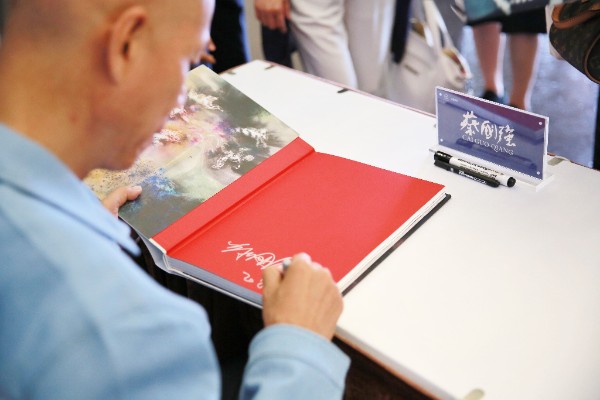 《绘画的精神》中文画册在上海签售现场