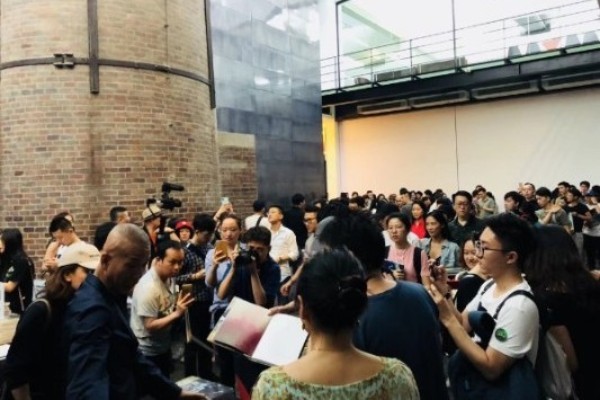 蔡国强在尤伦斯当代艺术中心画册签售现场。云图映画提供。