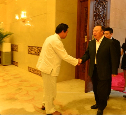 李聪扬作品在全国政协礼堂展出期间，十一届全国政协副主席白立忱(左2)与李聪扬(左1)亲切交流