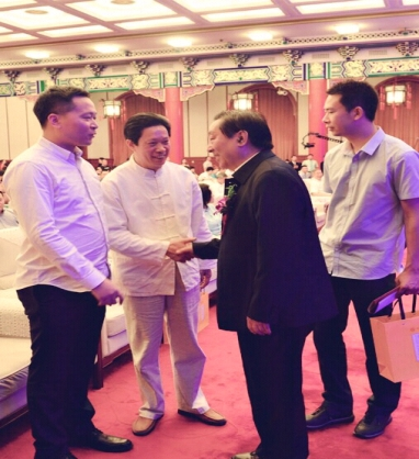 在全国政协礼堂，十二届全国政协副主席、民革中央领导齐续春(左3)与李聪扬(左2)及李斌(左1，李聪扬之子，“帮拖”创始人)亲切交流