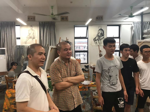 许晓峰与广西艺术学院油画系主任何光及学生参观画室 
