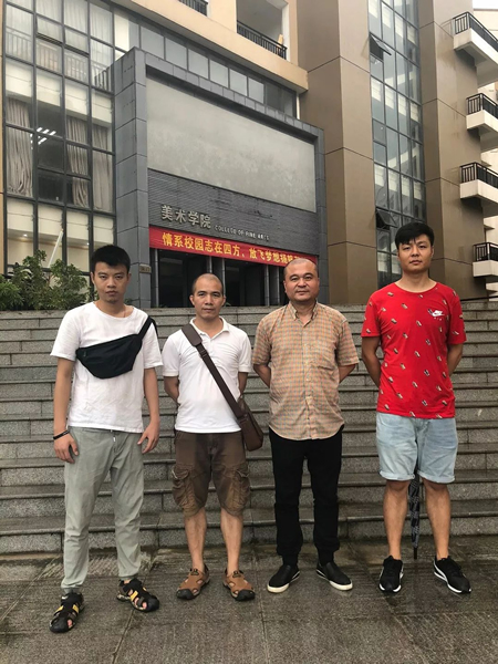 许晓峰与广西艺术学院油画系主任何光及学生合影 