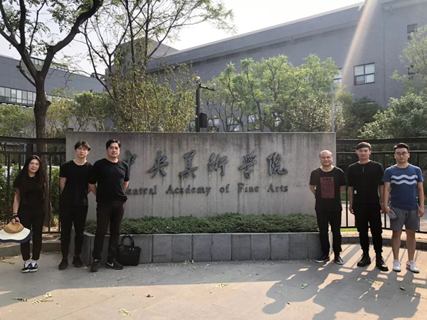 许晓峰和中央美术学院教授张正霖及学生合影