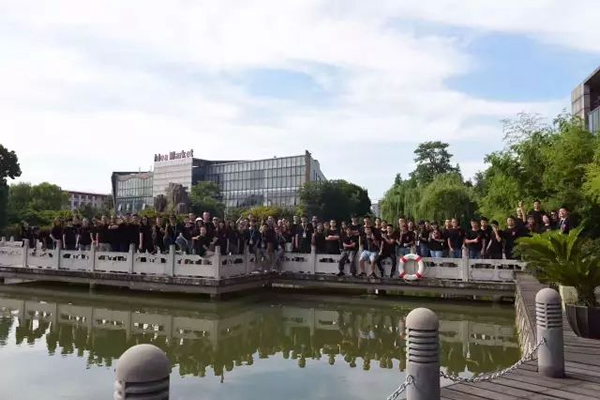 美术公社成员在驻地画室前合影  
