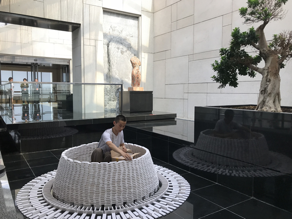 艺术家孙宇在展览开幕现场行为表演作品《劫》