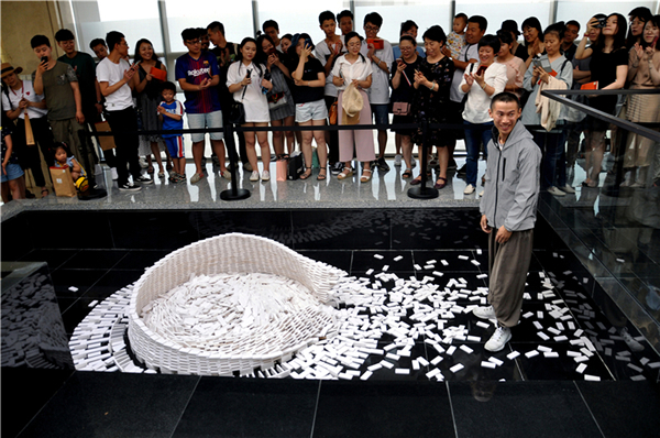 艺术家孙宇在展览开幕现场行为表演作品《劫》3
