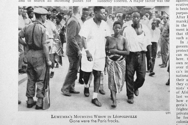 首位刚果民主共和国总统帕特里斯·卢蒙巴（Patrice Lumumba）的遗孀保利娜·卢蒙巴（Pauline Lumumba）在丈夫被刺杀后上街游行，刊登于1961年2月24日的《时代》周刊 图片来源：网络