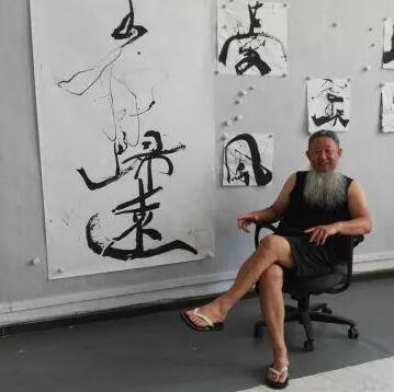 邵岩在畫室接受記者采訪。中新網記者 宋宇晟 攝