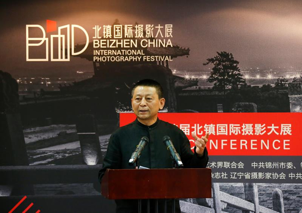 中国摄协副主席、辽宁省摄协主席线云强代表大展组委会进行新闻发布