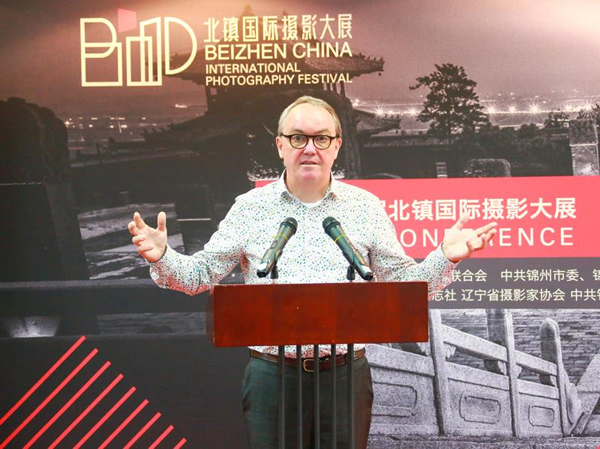 布鲁塞尔自由大学教授、比利时策展人汉斯·德·伍尔夫代表策展团队发言