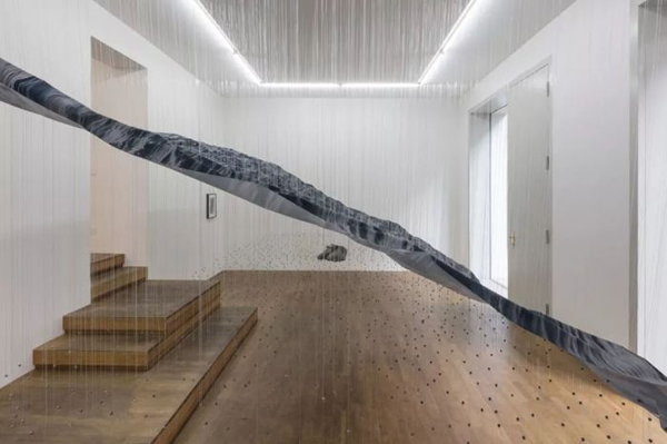 Miguel Rothschild《挽歌》，织物印花、鱼线、铅球、环氧树脂、丙烯酸树脂，300×550×280cm，2017年