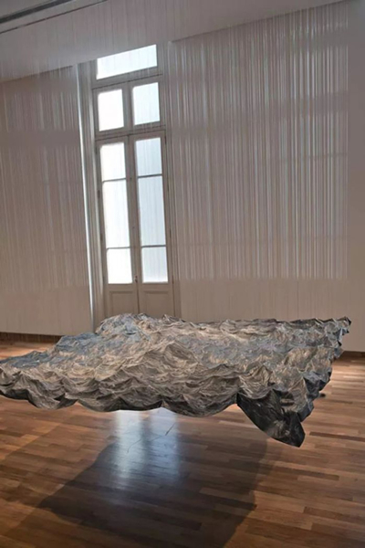 Miguel Rothschild《洪水》，织物印花、鱼线，300×300×300cm，2015年