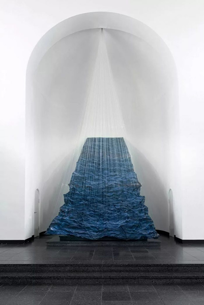 Miguel Rothschild《深渊》，织物印花、鱼线、铅球，900×800×400cm，2018年